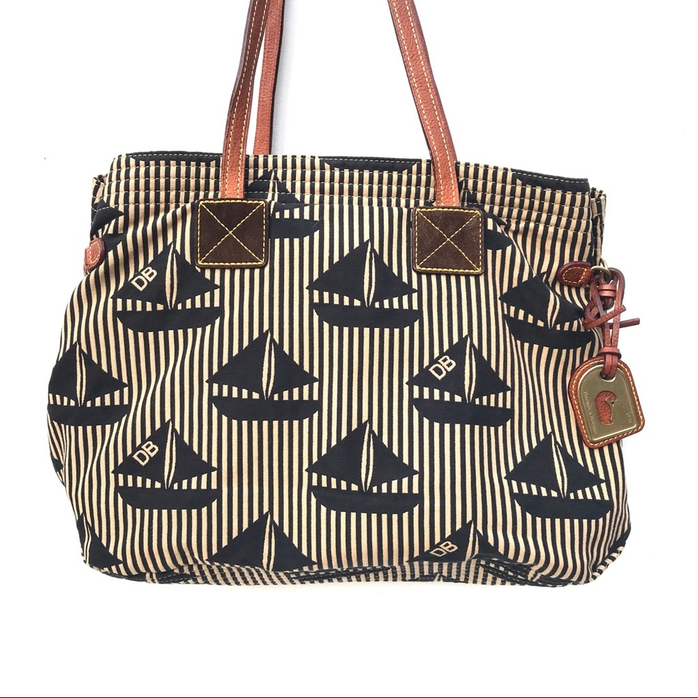 Dooney And Bourke Sailboat Shoulder bag Leather Trim Navy Blue Tan Pink Interior